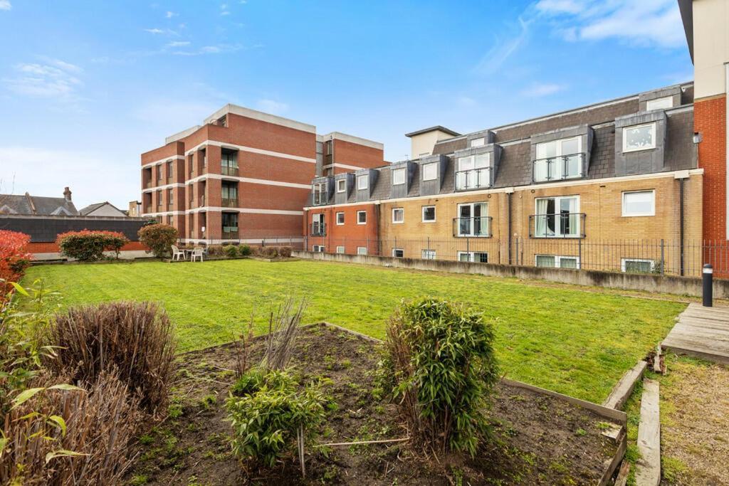 Spacious London Apartment 5 Min Walk To Leytonstone Underground Station And 5 Stops To Zone 1 외부 사진